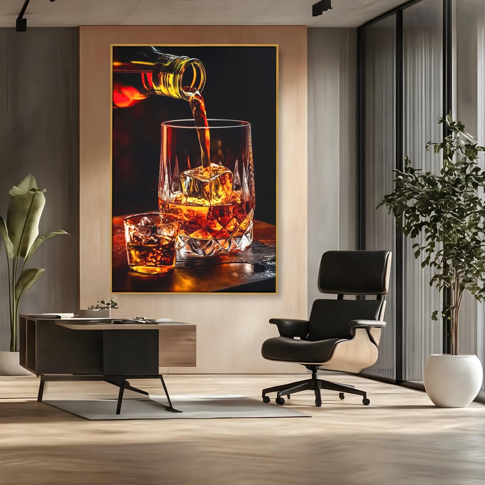 Tablou canvas cu tablou canvas cu turnare de whisky, in rama de aluminiu auriu, pe perete intr-un birou